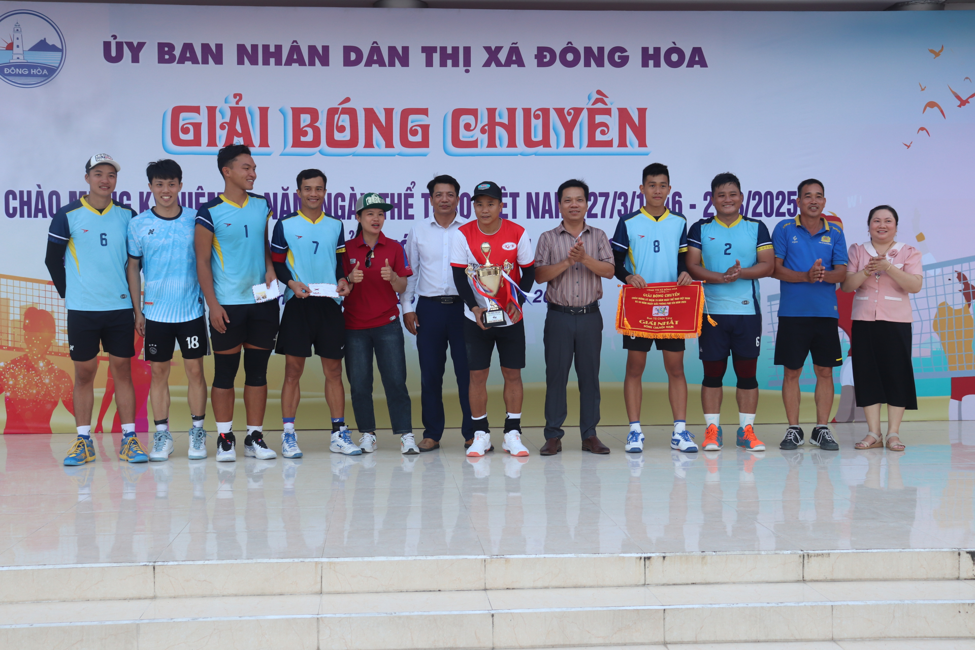 Đông Hòa: Trao giải cho các đội tham gia Giải Bóng chuyền thị xã