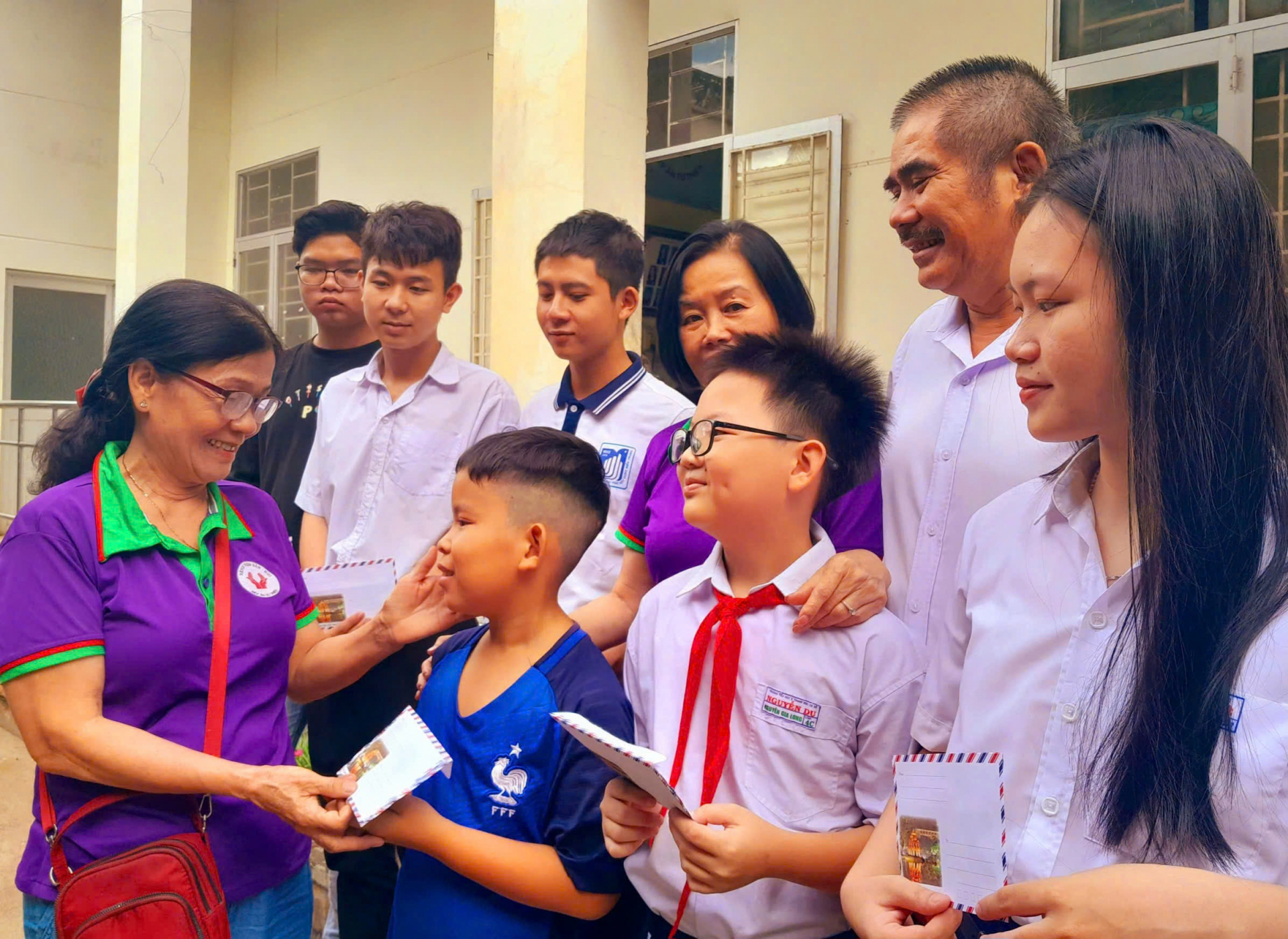 Tiếp sức học sinh nghèo đến trường