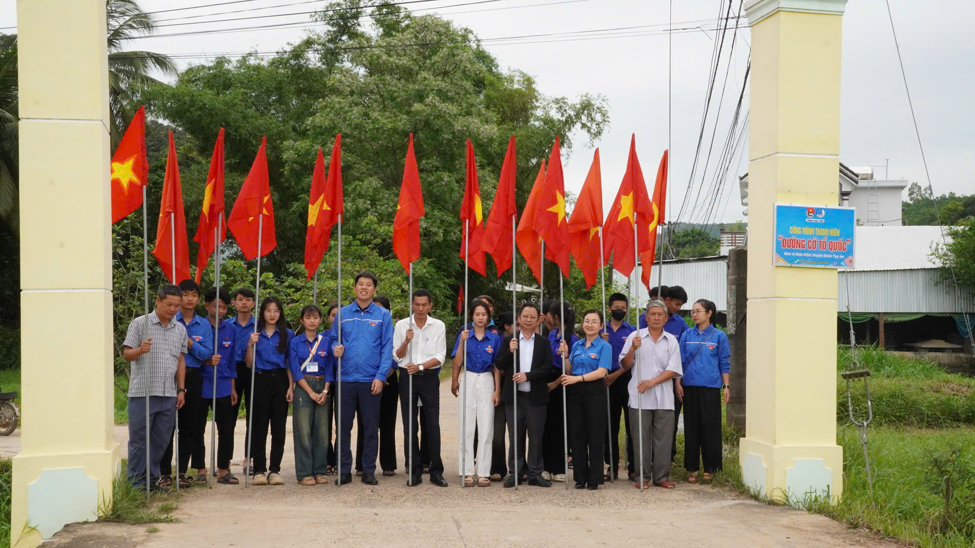 Tổ chức ngày cao điểm tình nguyện chung tay xây dựng nông thôn mới