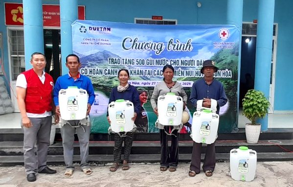 Niềm vui mang tên gùi nước nhựa