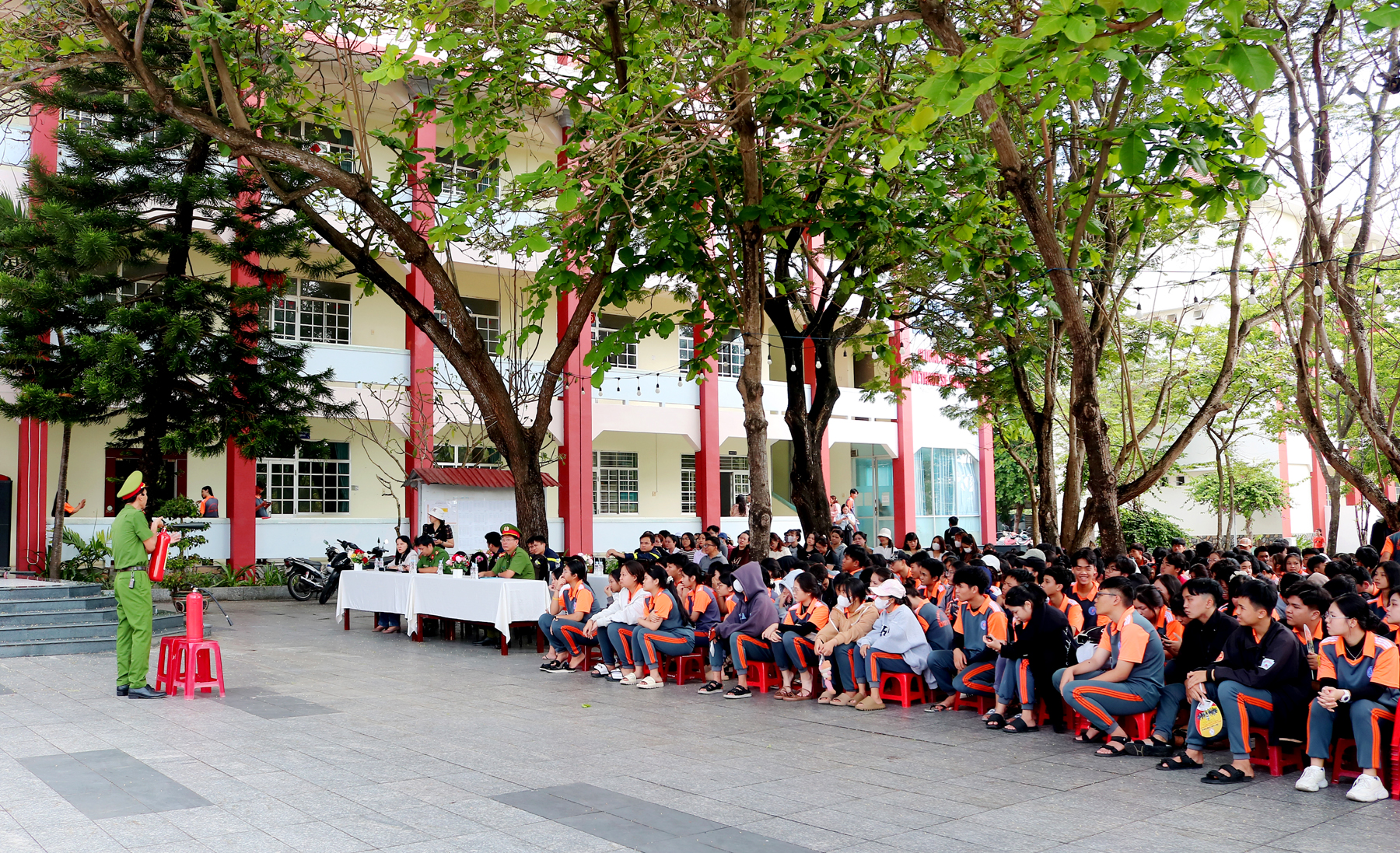 Học sinh trải nghiệm, thực hành chữa cháy và cứu nạn, cứu hộ