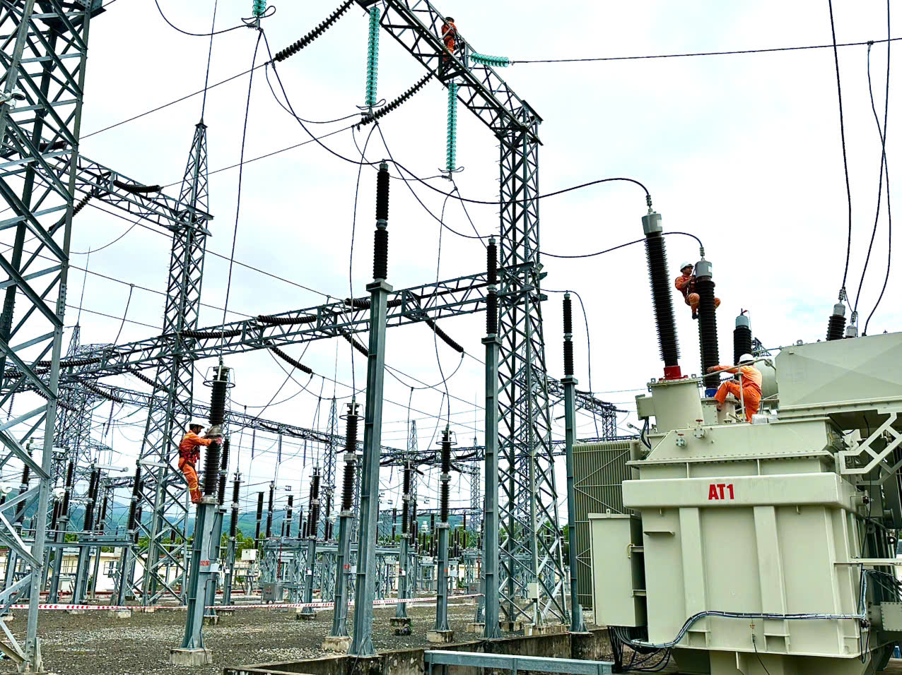 TRUYỀN TẢI ĐIỆN PHÚ YÊN: Đảm bảo vận hành thông suốt lưới truyền tải mùa cao điểm