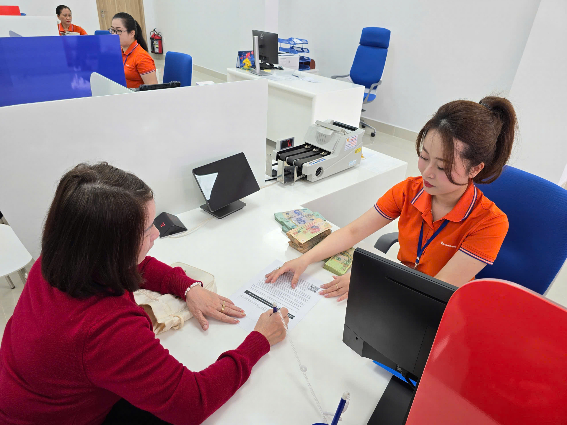 Ngân hàng mở rộng mạng lưới, nâng cấp điểm giao dịch