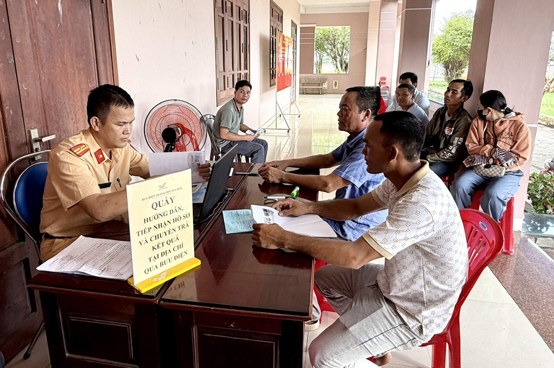 Đơn giản hóa thủ tục, khuyến khích ứng dụng dịch vụ công trực tuyến