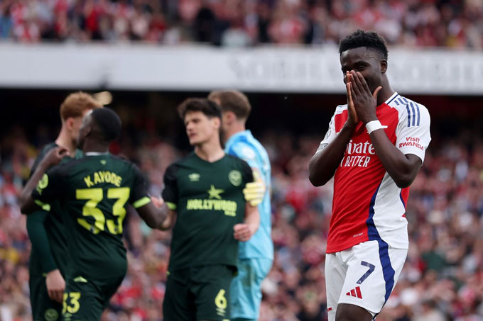 Arsenal buông cờ trắng ở Giải Ngoại hạng