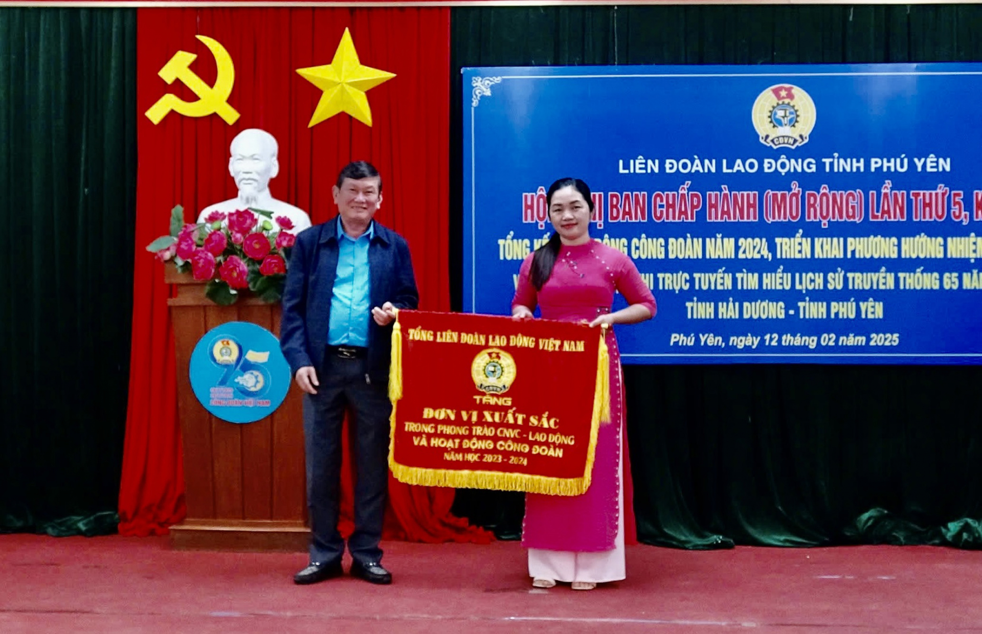 Xứng danh đơn vị nhận cờ thi đua xuất sắc