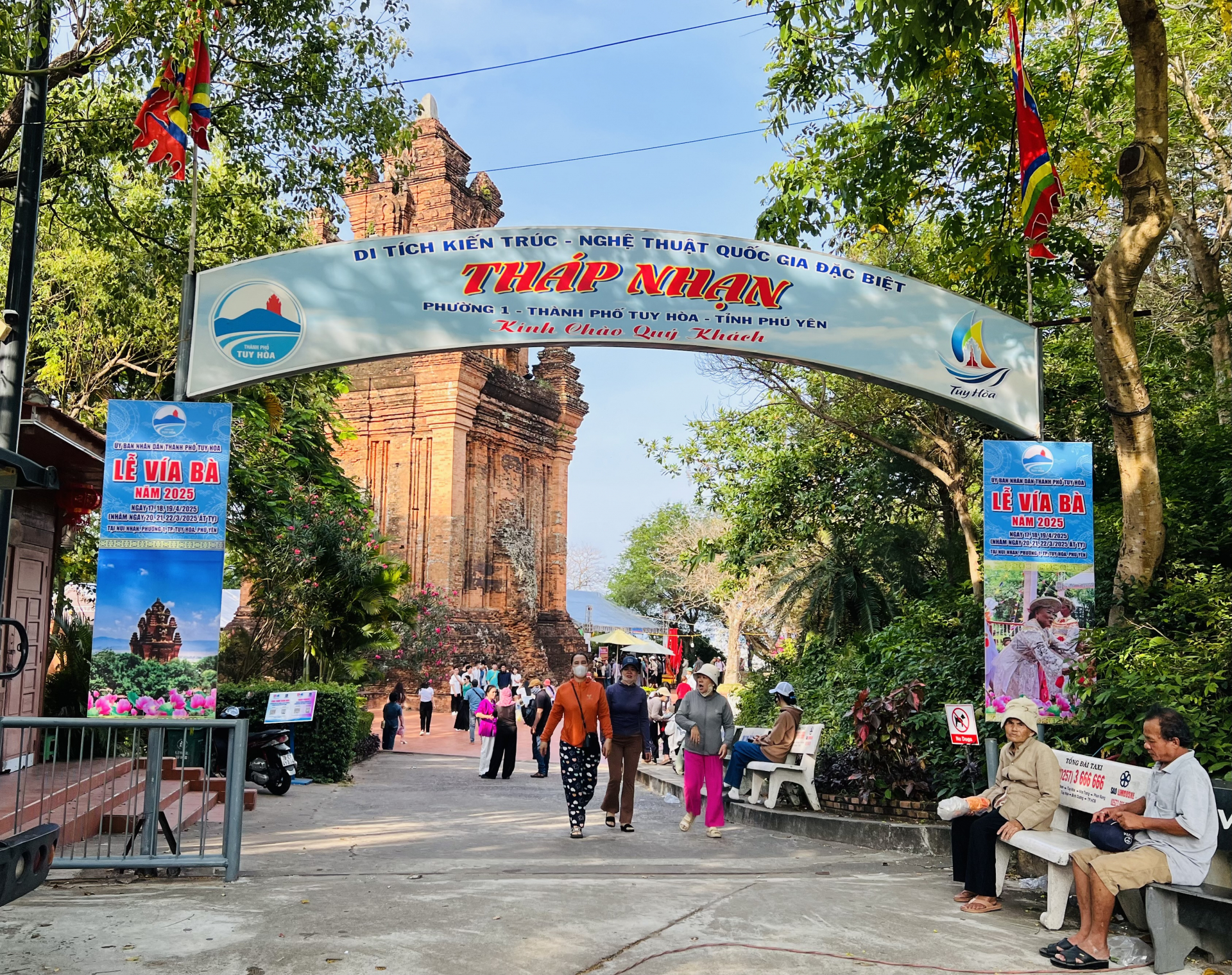 Sắc màu dân gian lễ Vía Bà