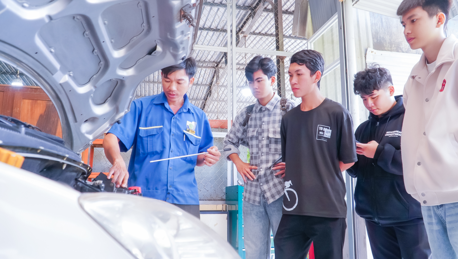 Học sinh trải nghiệm thực tế tại trường nghề