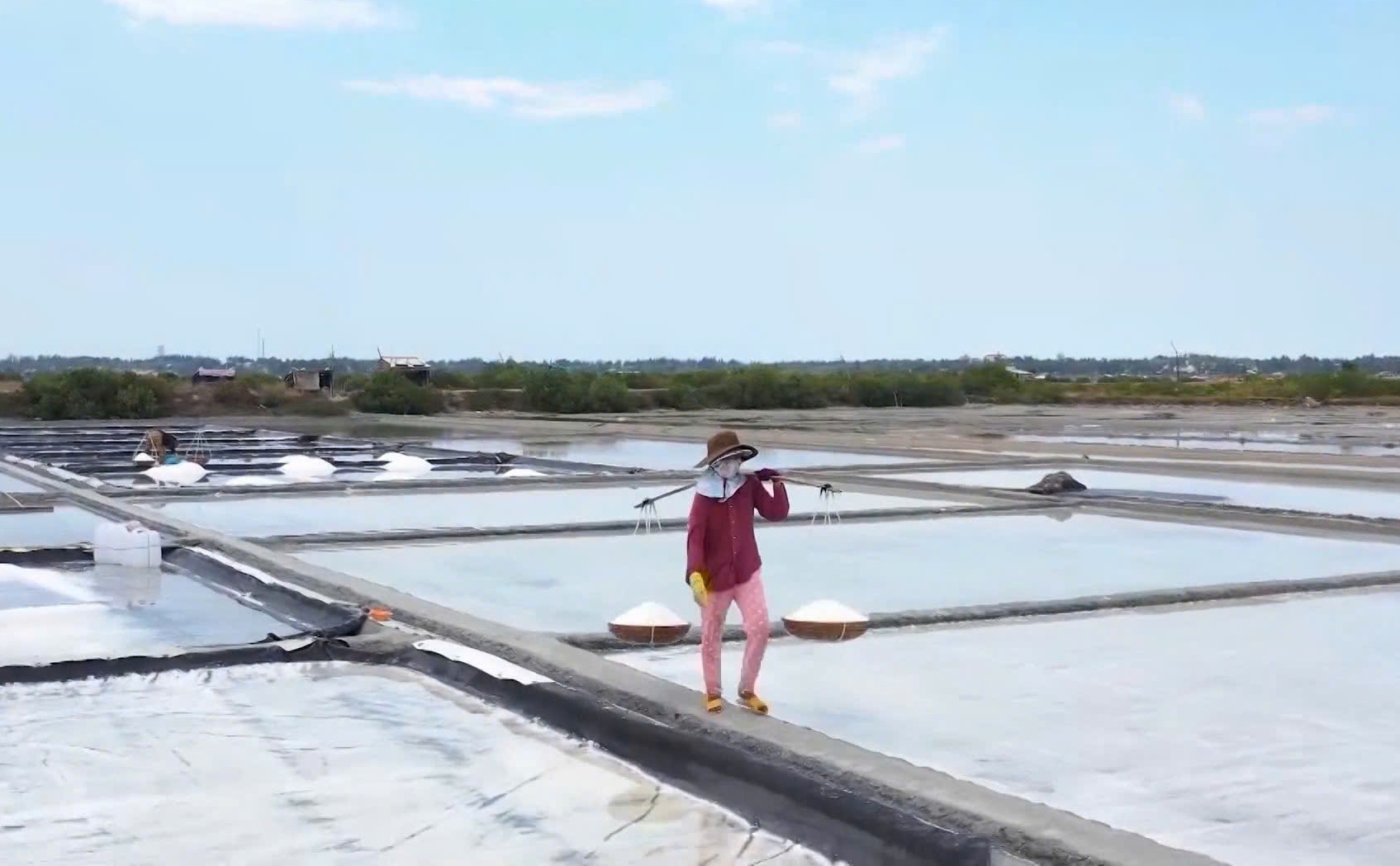 Nỗ lực bảo tồn và phát triển làng nghề muối Tuyết Diêm