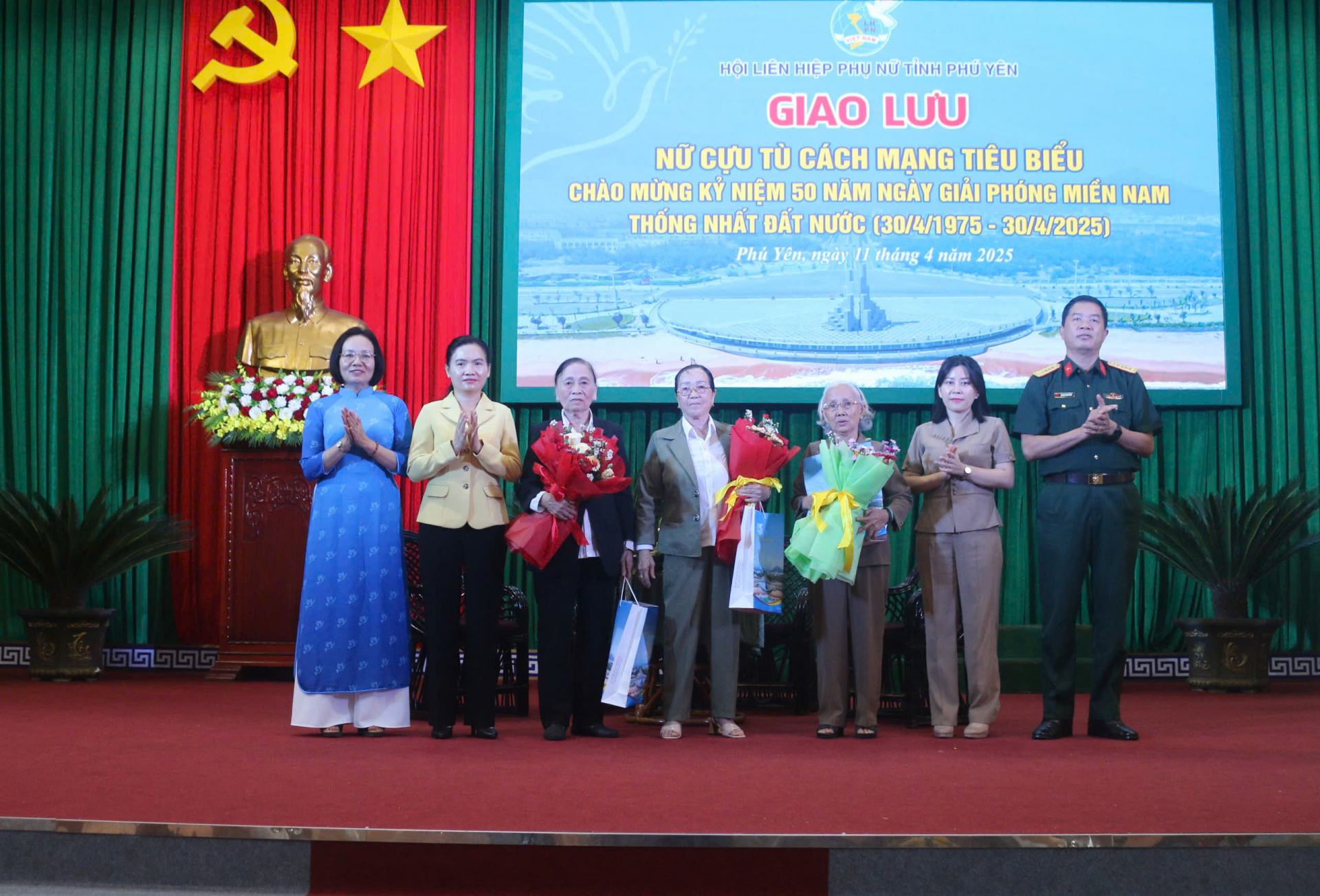 Cuộc hội ngộ của những “bông hồng thép”