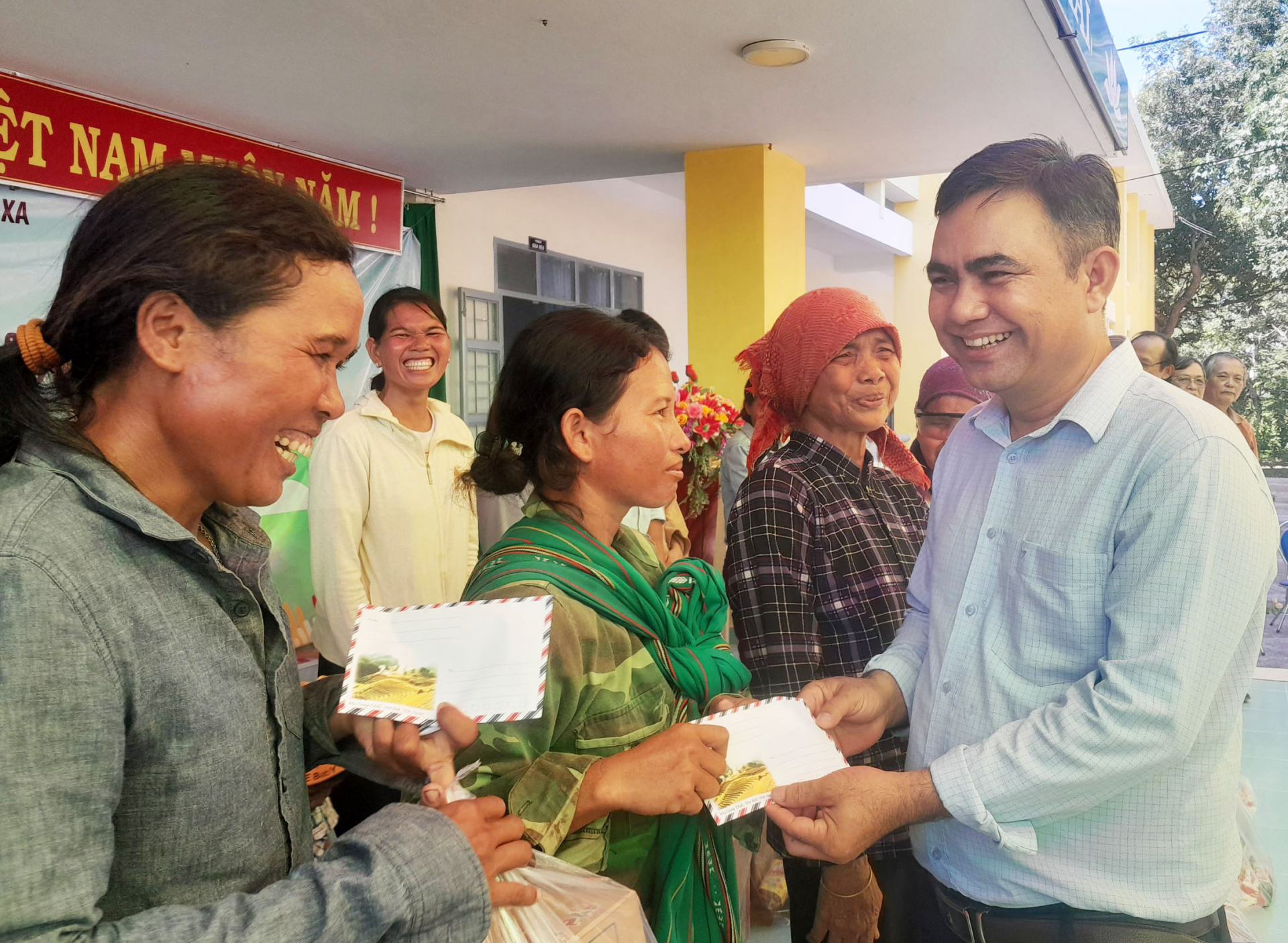 Sẻ chia với đồng bào Ea Lâm mùa nắng nóng