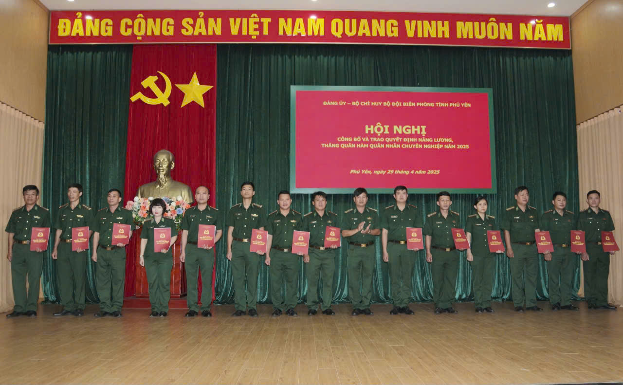 Trao quyết định thăng quân hàm cho quân nhân chuyên nghiệp