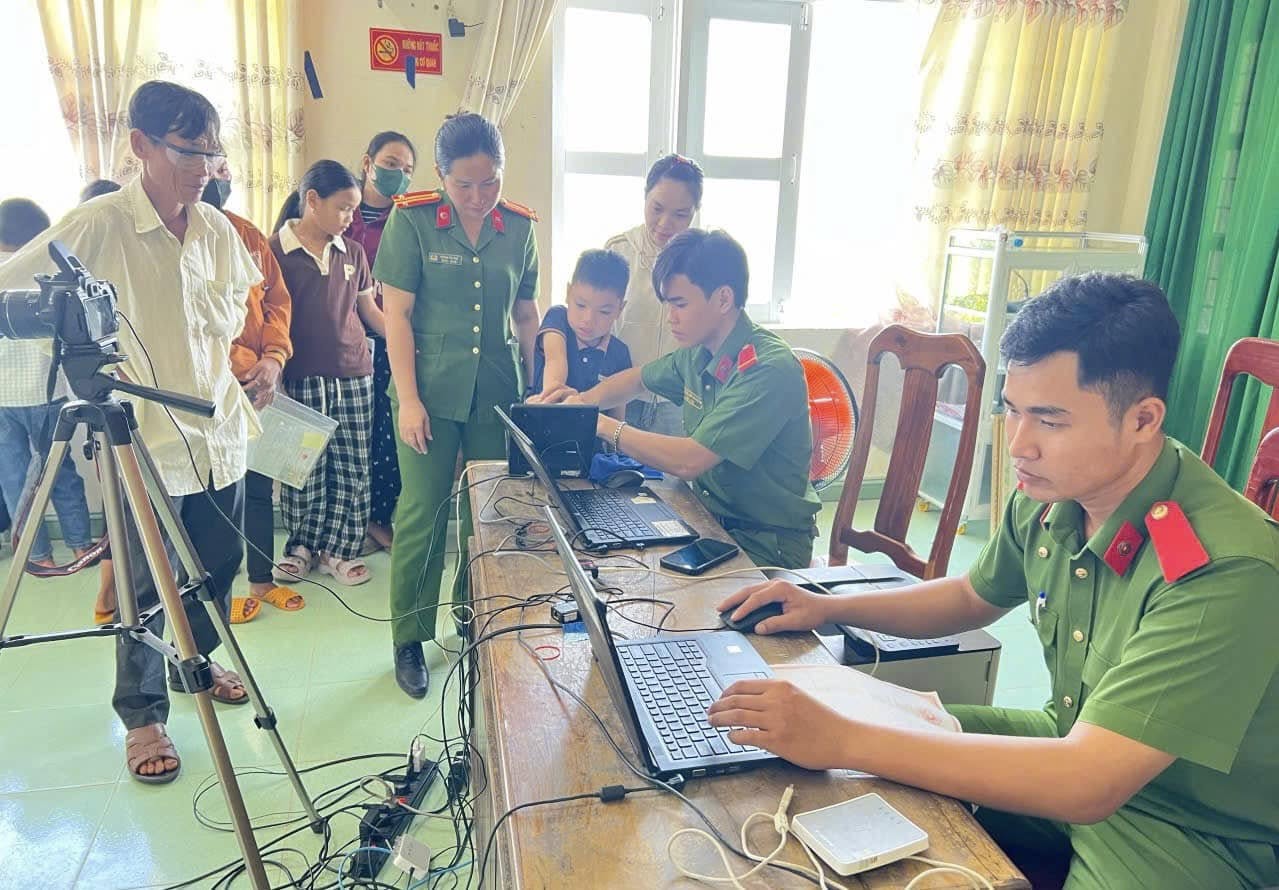 Hai điển hình tiêu biểu trong vườn hoa làm theo lời Bác