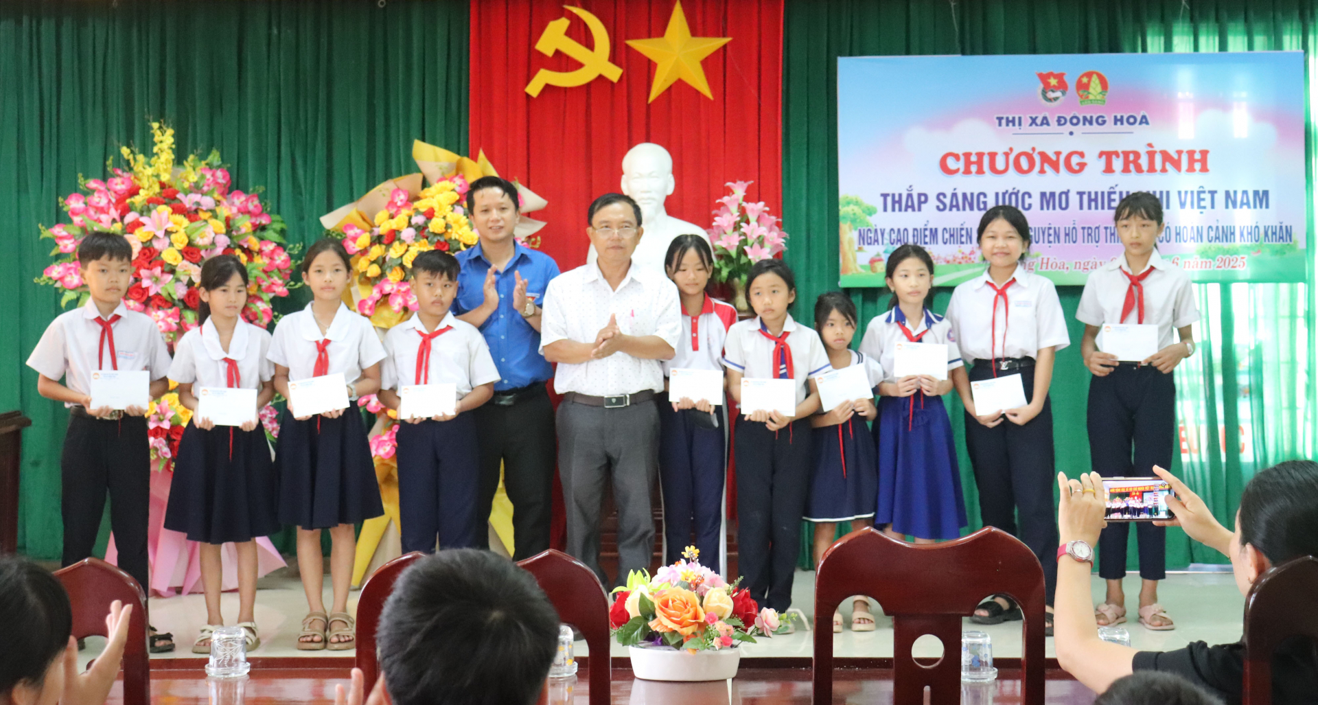 ĐÔNG HÒA: Trao 43 suất học bổng cho học sinh có hoàn cảnh khó khăn