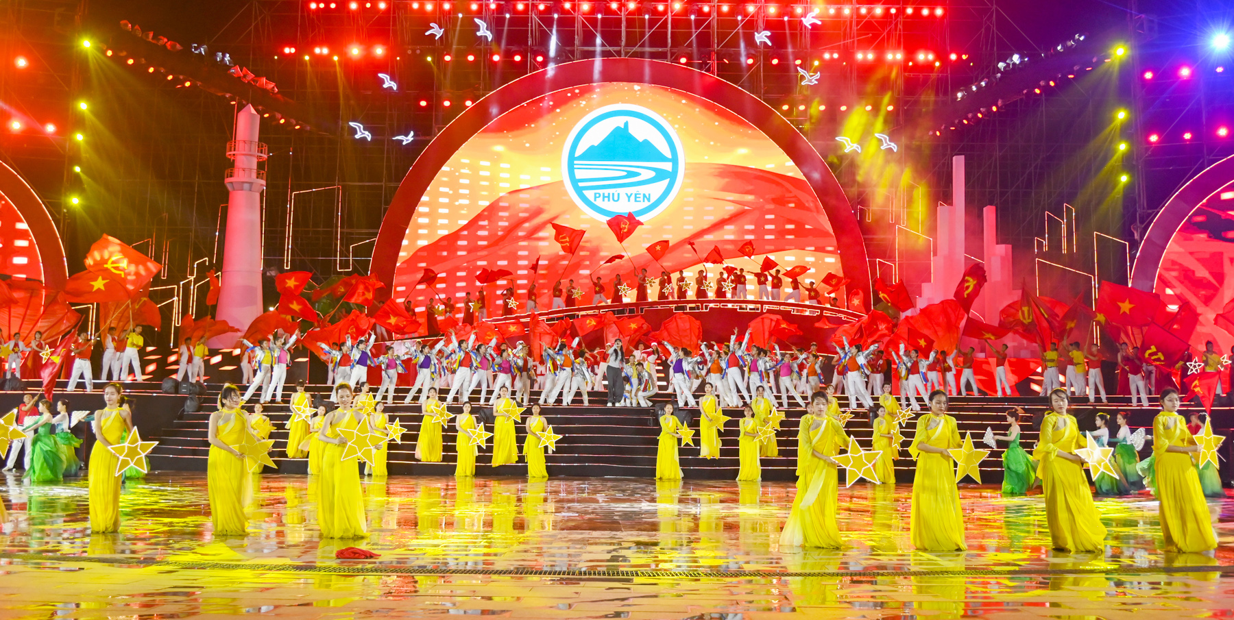 Xây dựng con người mới trong thời đại Hồ Chí Minh