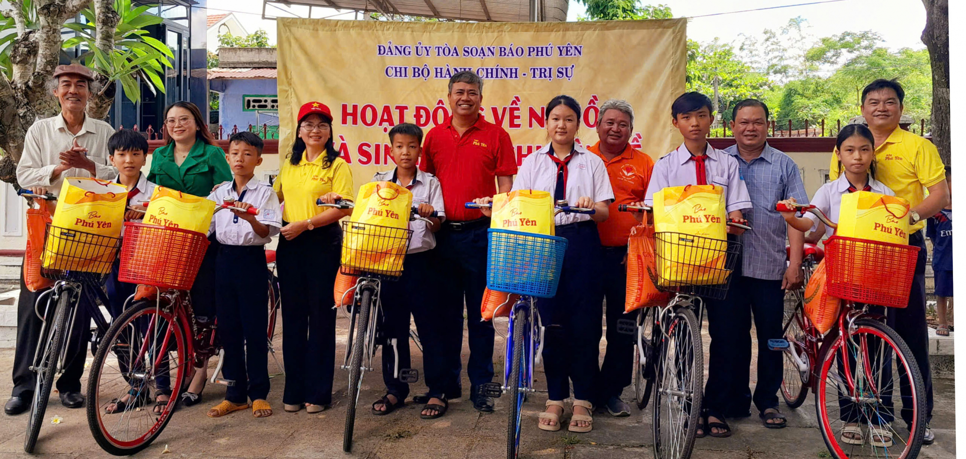 Về nguồn, tặng xe đạp cho học sinh mồ côi, hiếu học