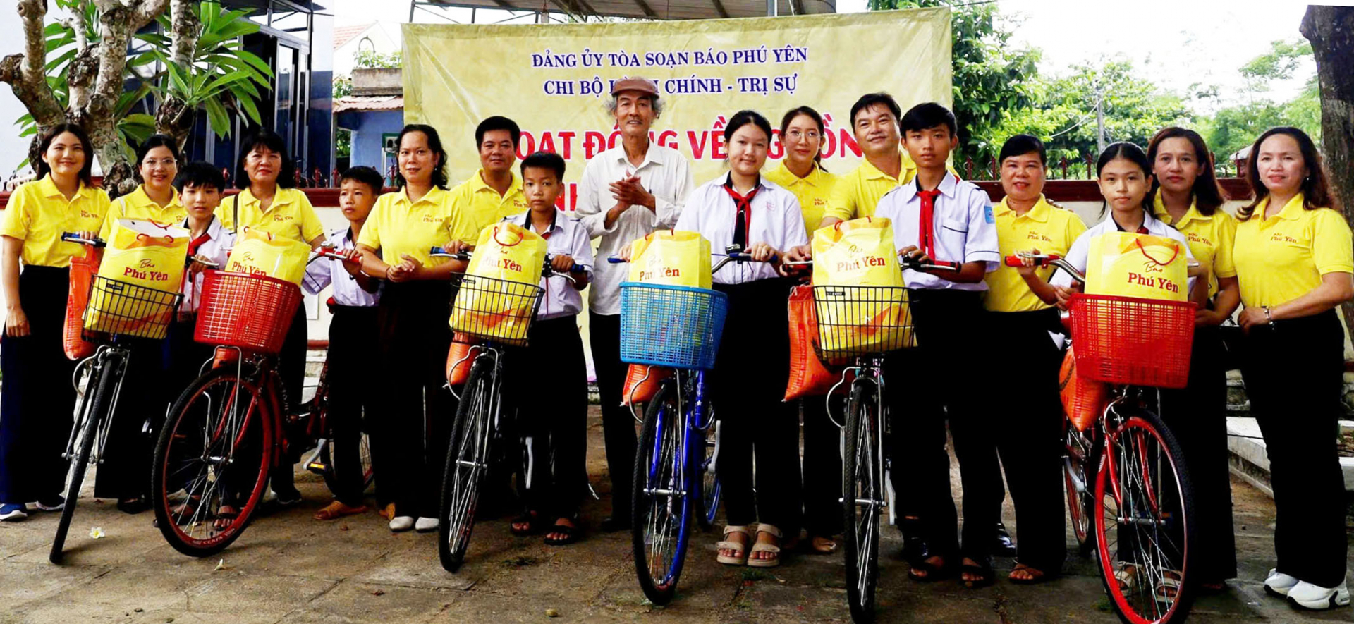 Xe đạp yêu thương tặng học trò nghèo