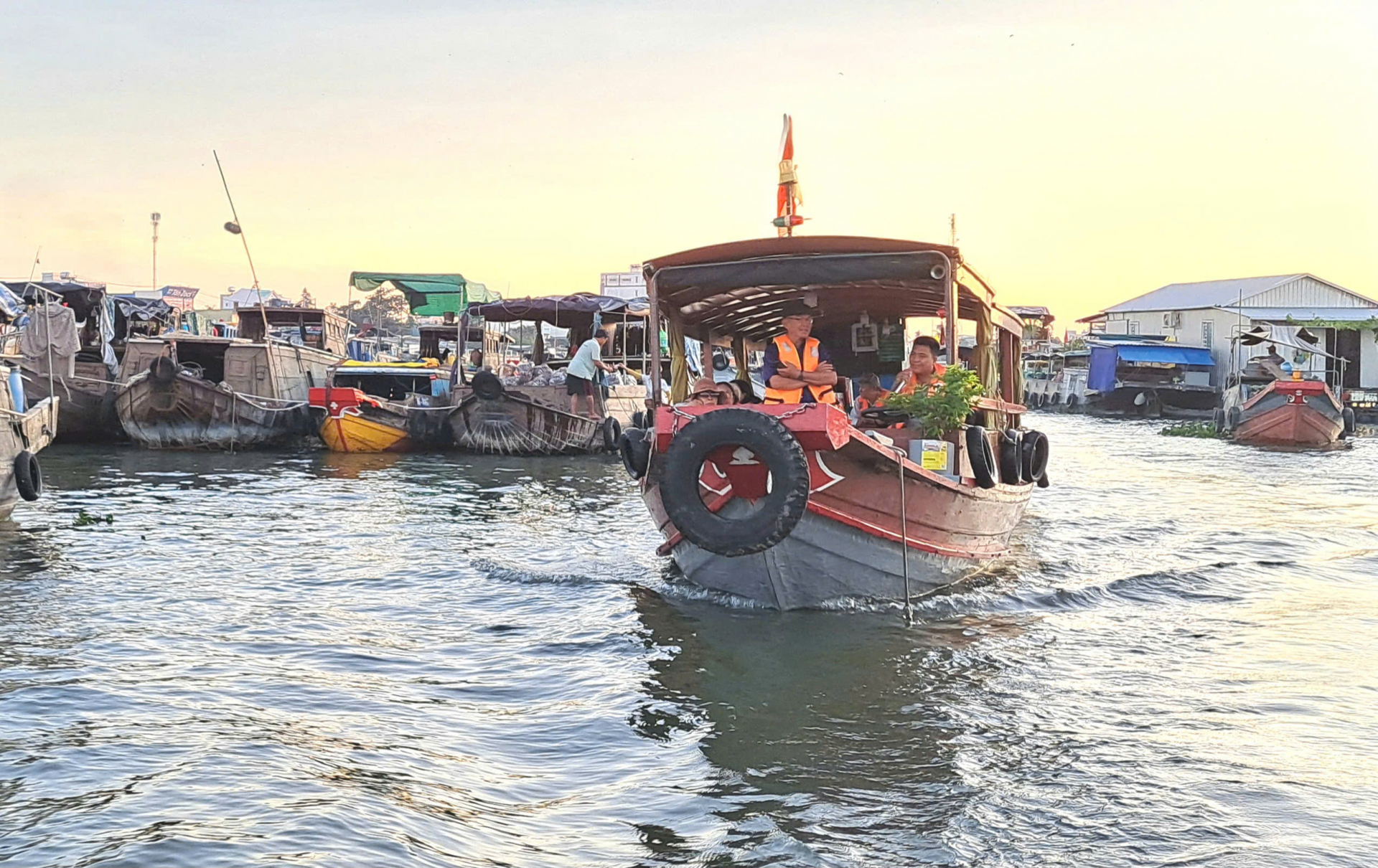 Giữ hồn chợ nổi giữa lòng đô thị