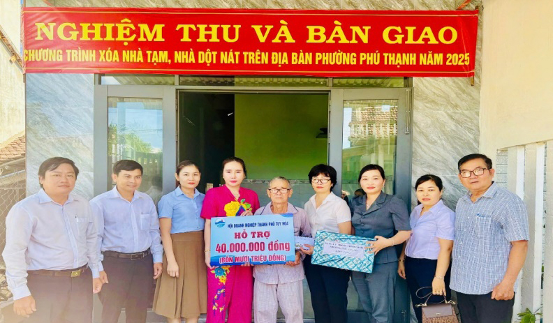 TUY HÒA: Nghiệm thu, bàn giao 20 nhà cho hộ nghèo, cận nghèo và người có công