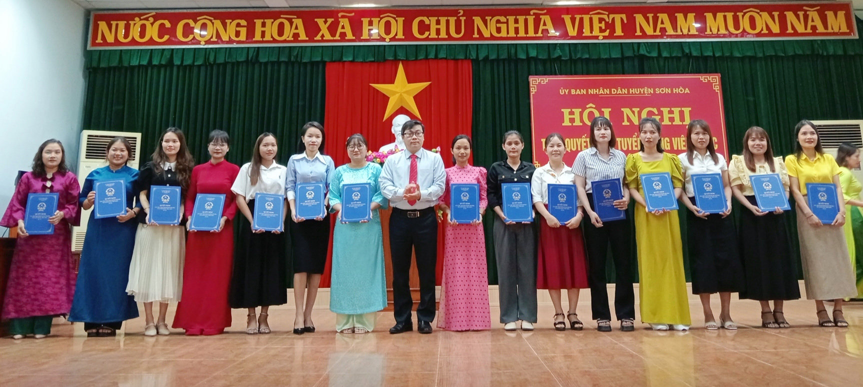 SƠN HÒA: Trao quyết định tuyển dụng đối với 59 viên chức