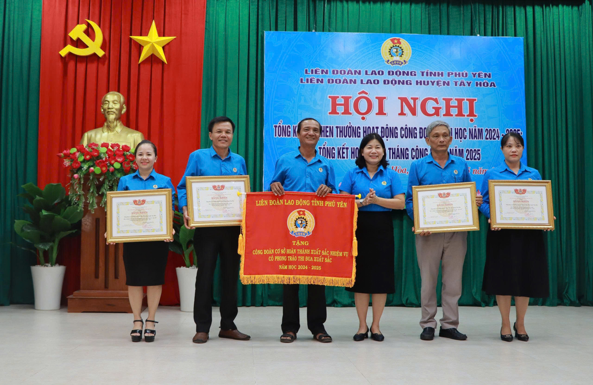 TÂY HÒA: Khen thưởng các tập thể và cá nhân có thành tích trong hoạt động công đoàn