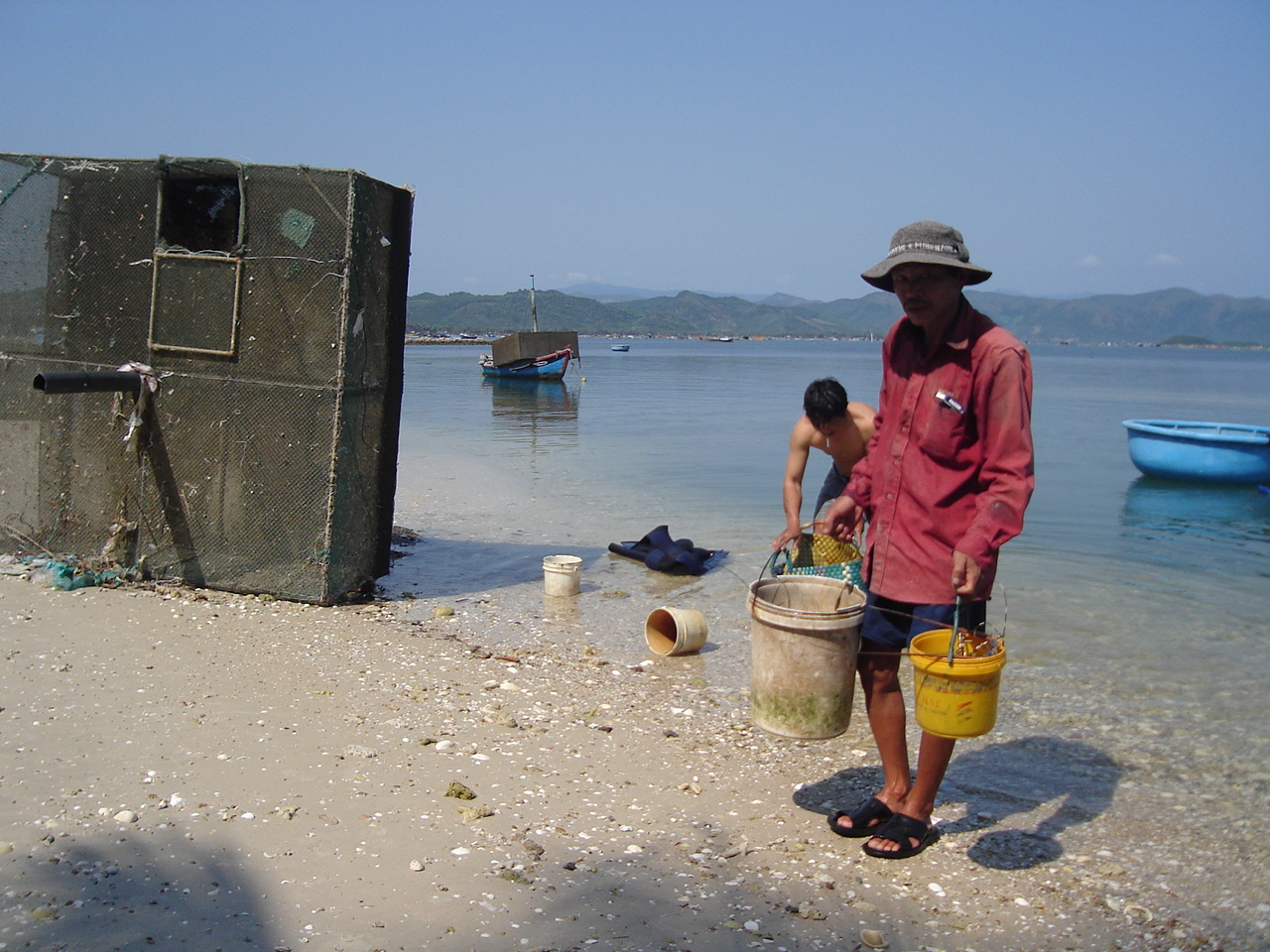 Kiểm soát chặt chẽ, tuyệt đối không để phát sinh lồng, bè nuôi trồng mới