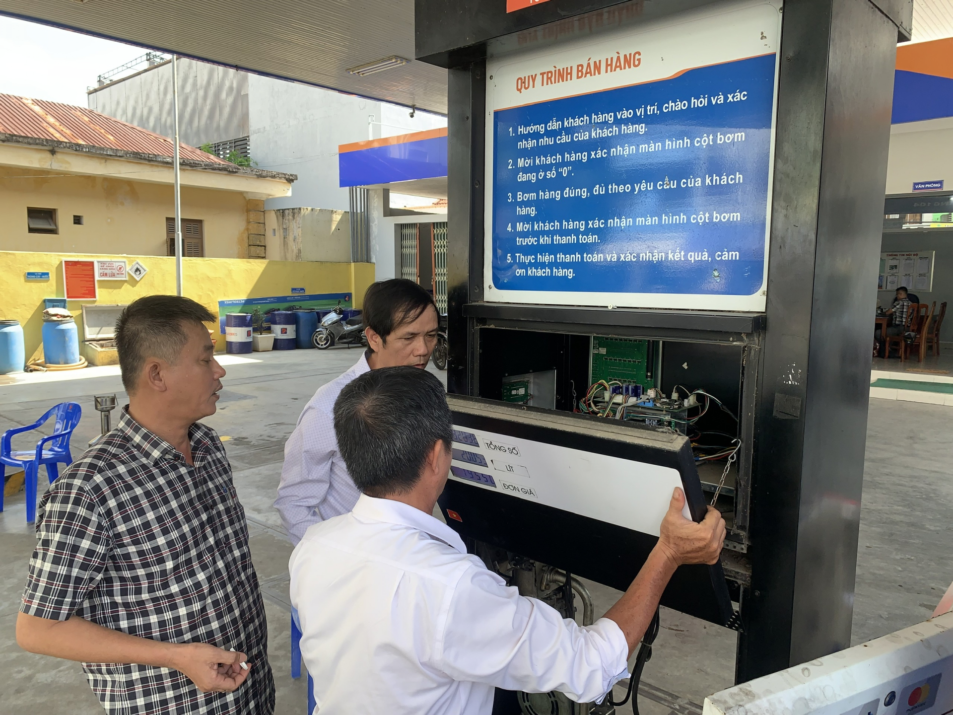 Chấp hành nghiêm pháp luật về tiêu chuẩn, đo lường xăng dầu