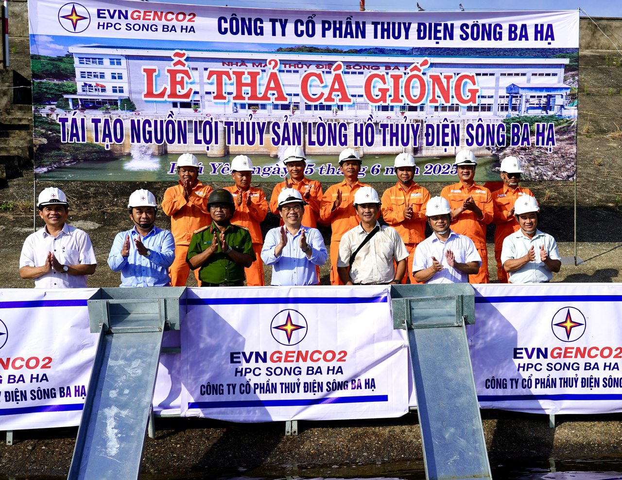 Thả cá giống tái tạo nguồn lợi thủy sản lòng hồ Thủy điện Sông Ba Hạ