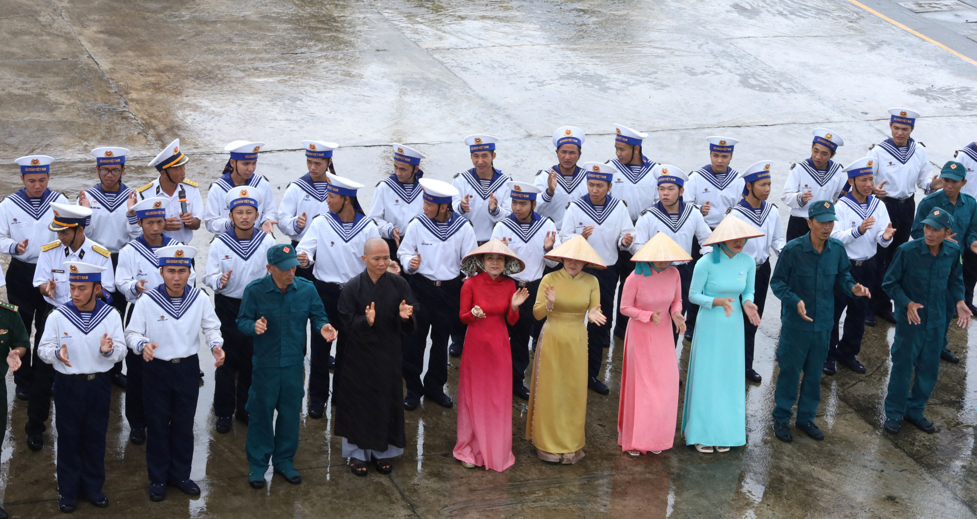 Áo dài thướt tha ở Trường Sa