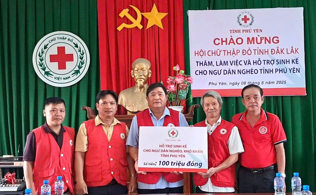 HỘI CHỮ THẬP ĐỎ TỈNH ĐẮK LẮK: Hỗ trợ 100 triệu đồng cho ngư dân nghèo 