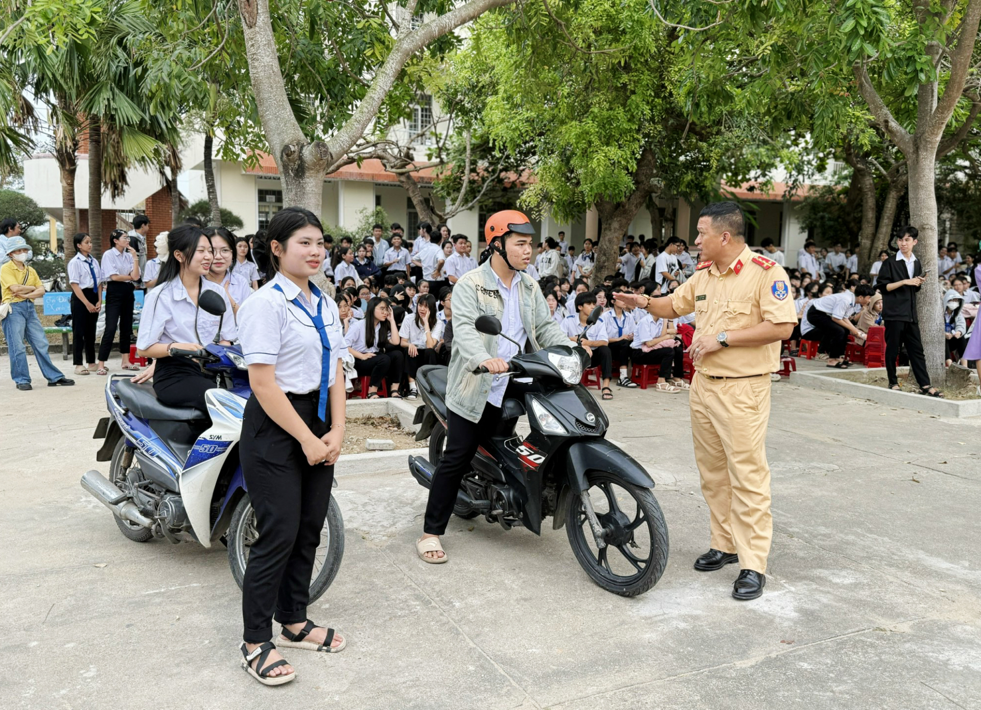 Lập lại trật tự, kiểm soát an toàn giao thông