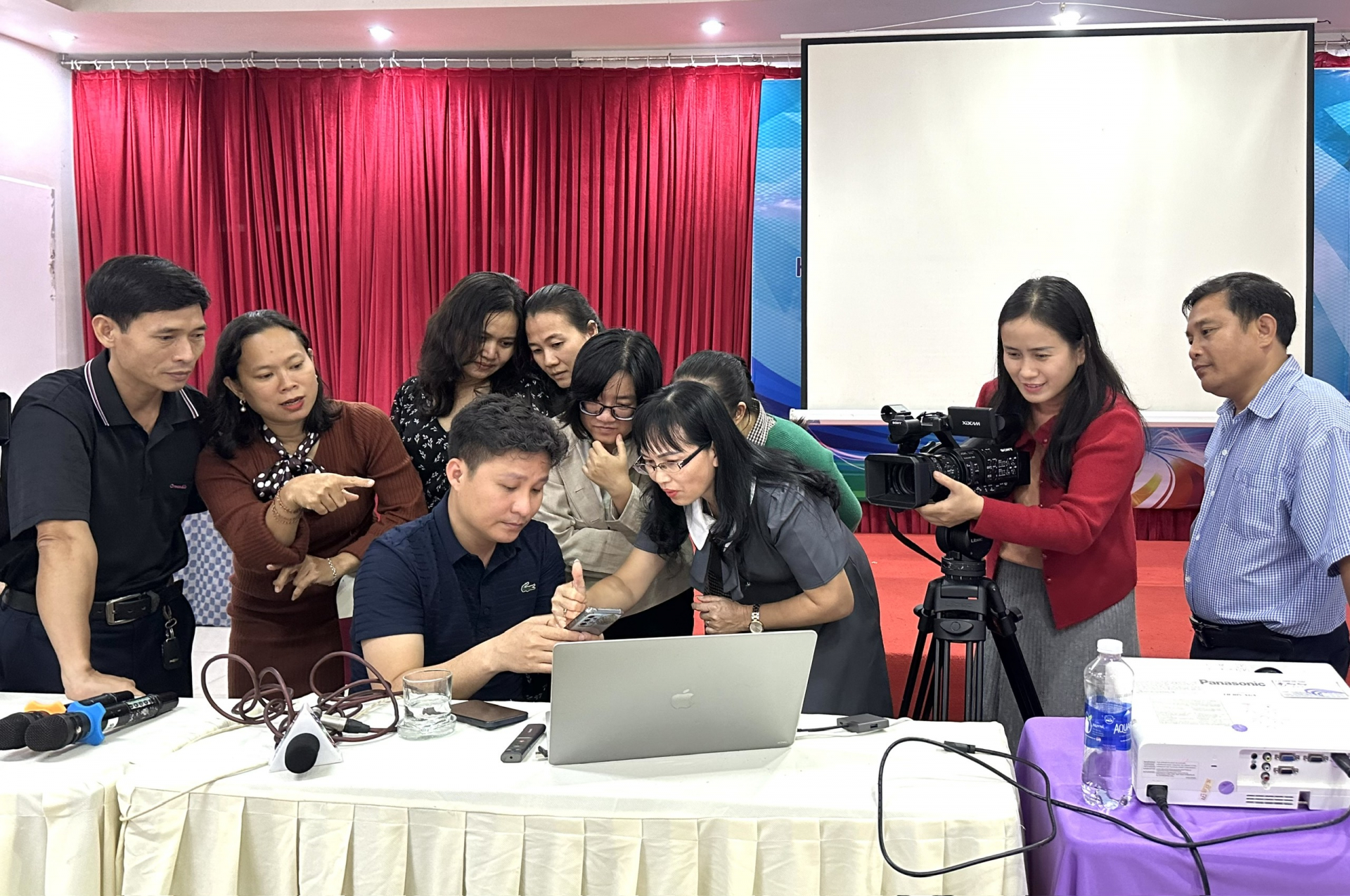 Làm báo từ thời viết tay đến kỷ nguyên AI