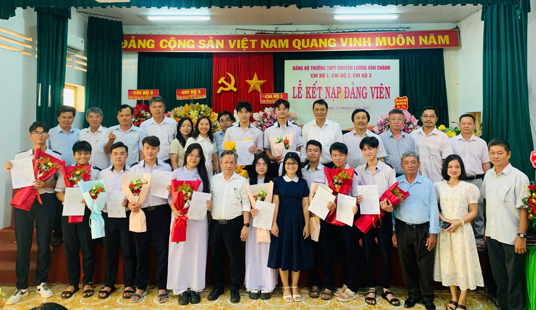 23 học sinh trường chuyên vinh dự đứng vào hàng ngũ của Đảng