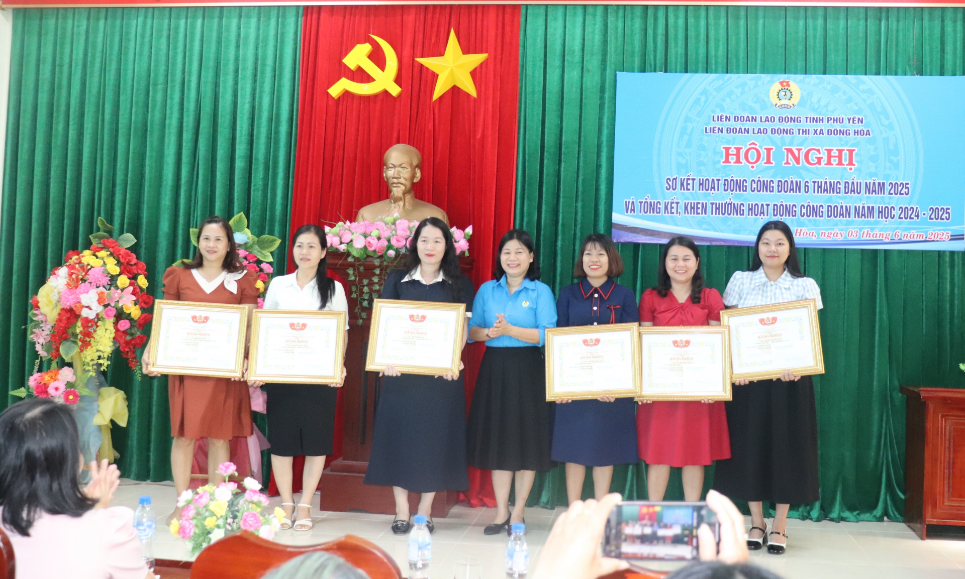 ĐÔNG HÒA: Khen thưởng 9 tập thể và 48 cá nhân xuất sắc trong hoạt động công đoàn