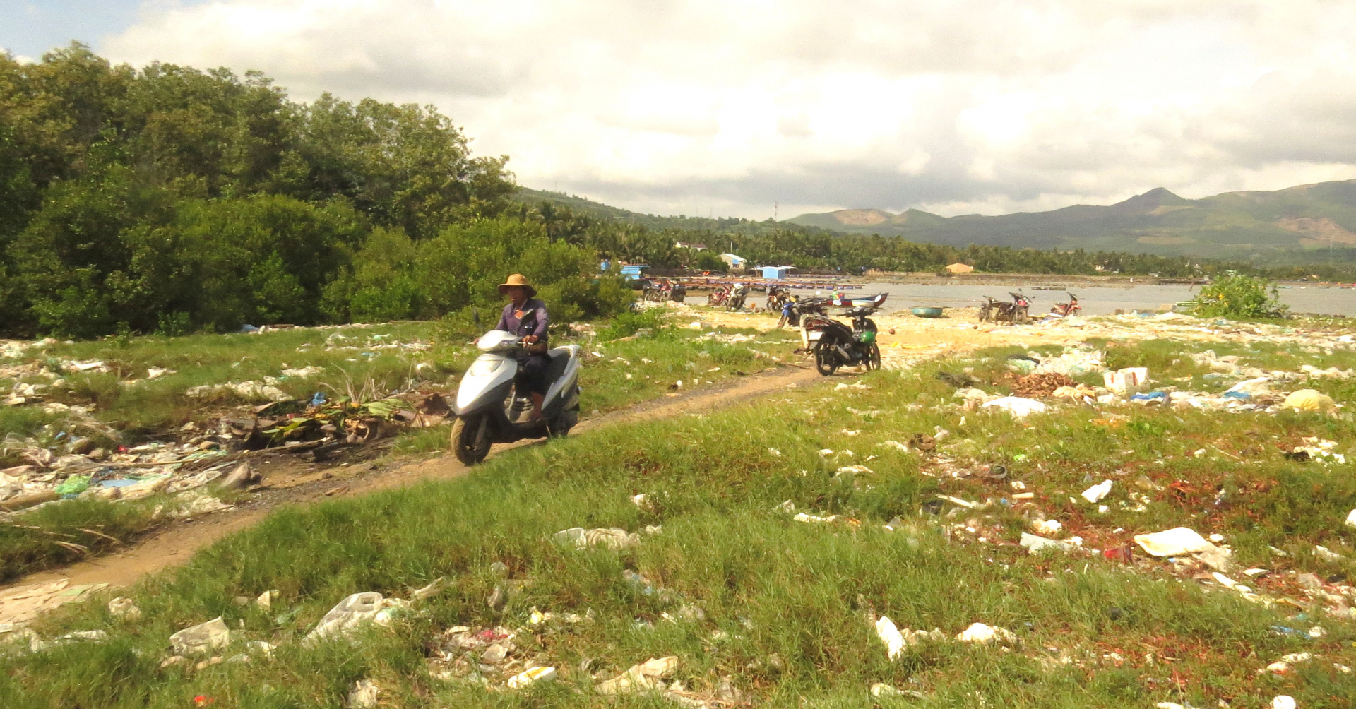 Lo ngại rác thải ven biển