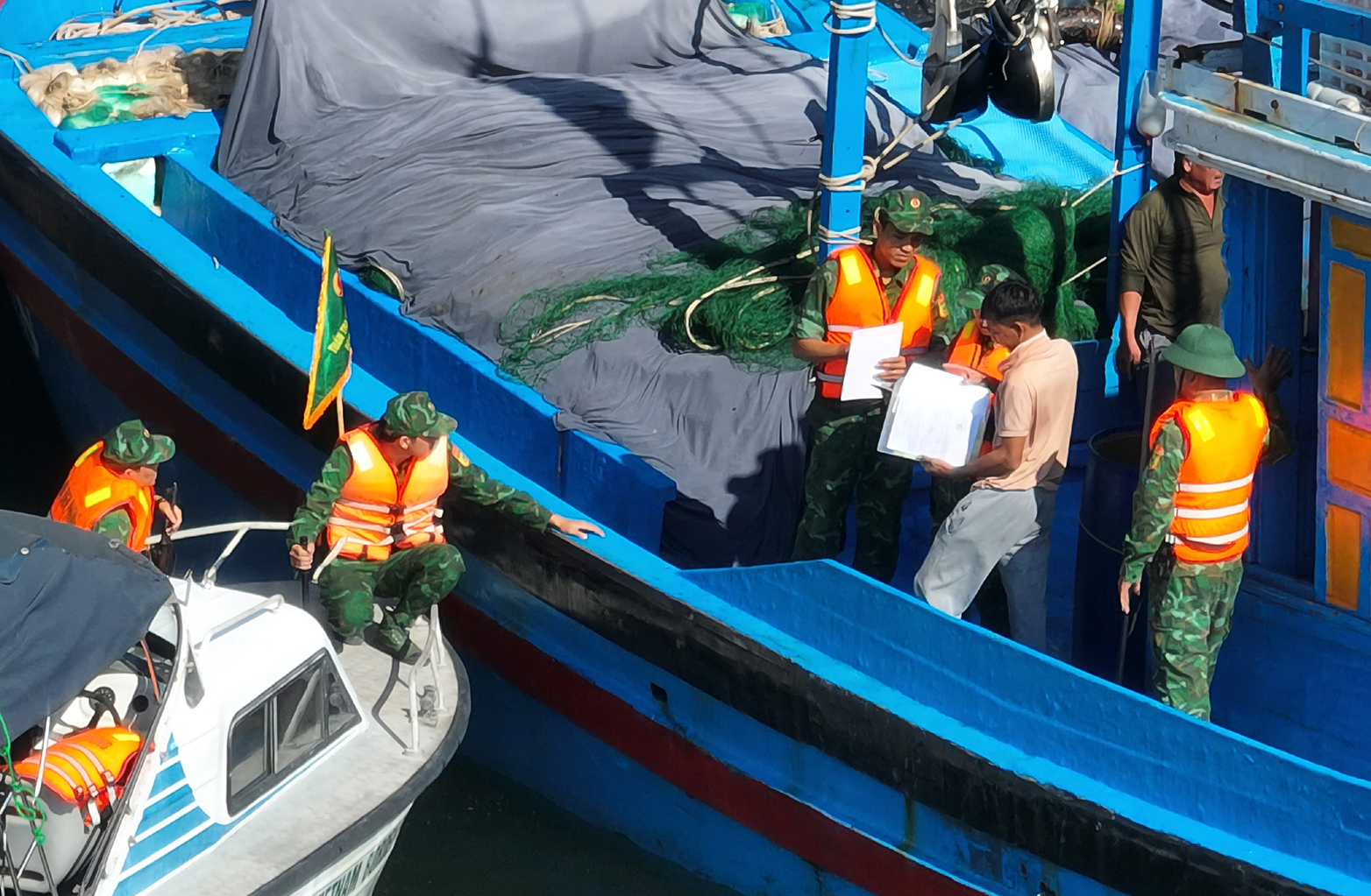 Bảo vệ chủ quyền biển đảo từ sớm, từ xa