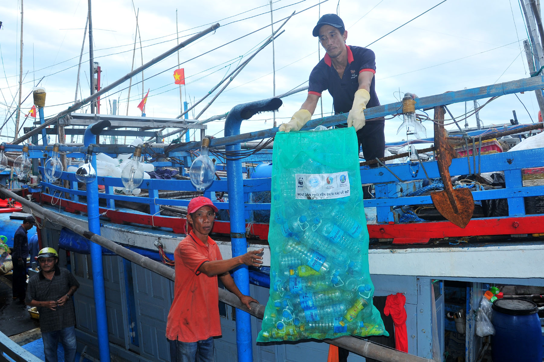 Đổi thay tích cực trong giảm thiểu rác thải nhựa