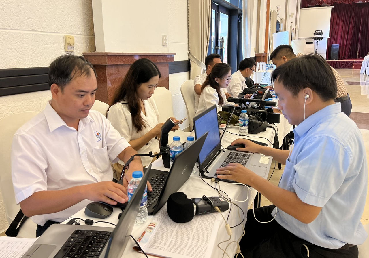 NHÀ BÁO TRẺ TIẾP NỐI TRUYỀN THỐNG: Tăng sức sống, giữ niềm tin