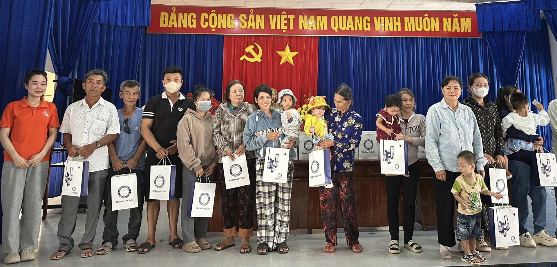 Mang niềm vui đến trẻ em nghèo