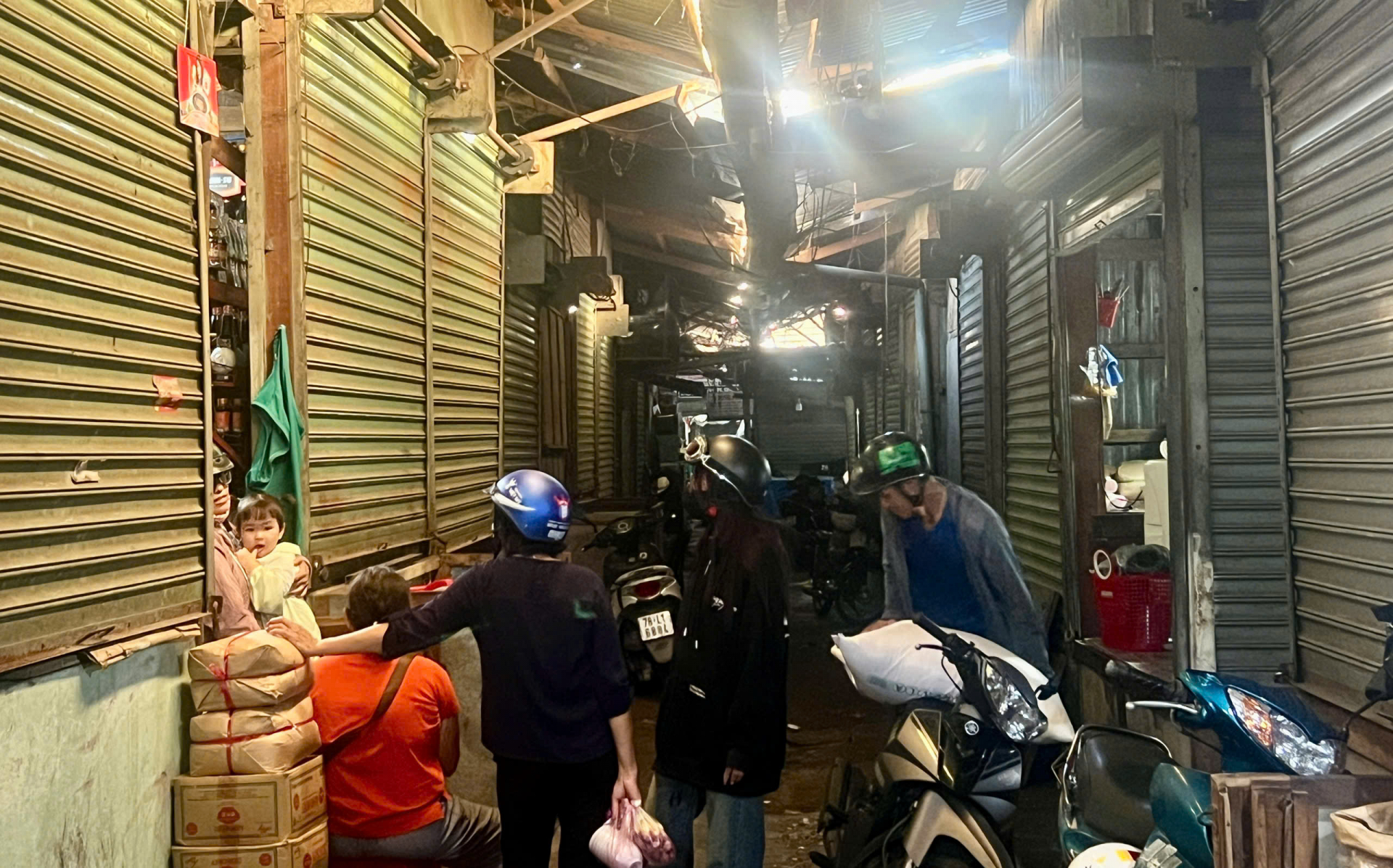 Nhiều tiểu thương chợ truyền thống đóng sạp, nghỉ bán