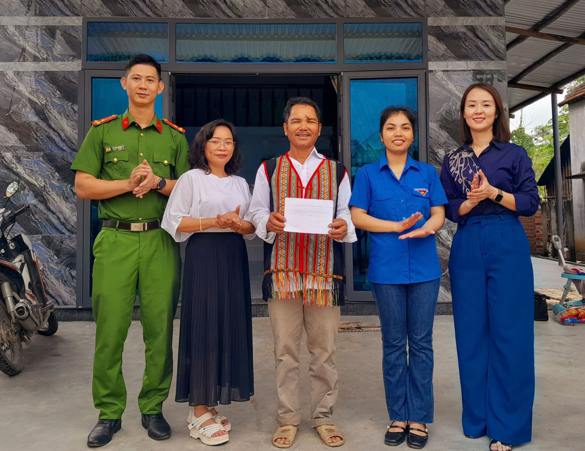 Bàn giao nhà Đại đoàn kết cho hộ nghèo ở Xuân Quang 2