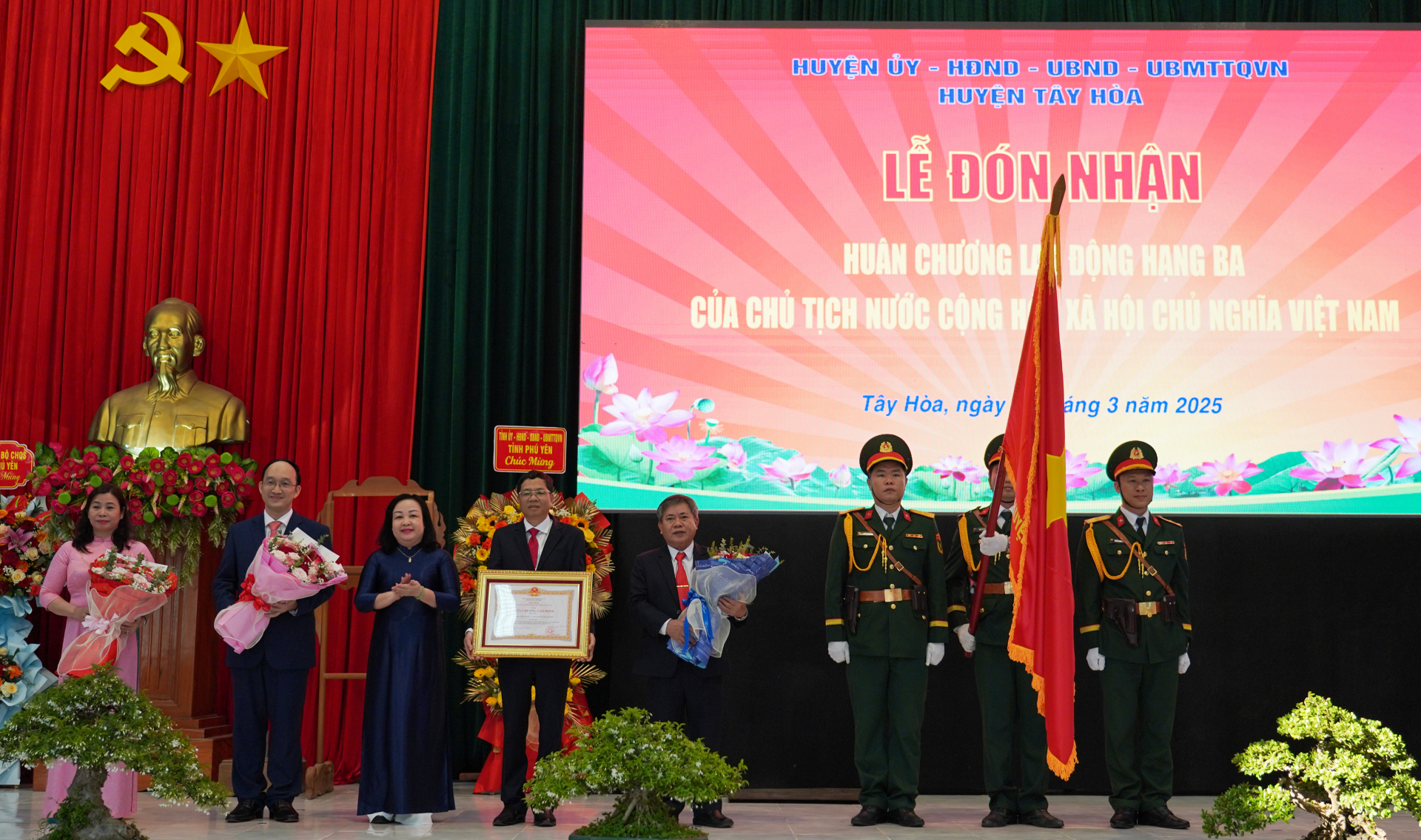 Huyện Tây Hòa đón nhận Huân chương Lao động hạng ba