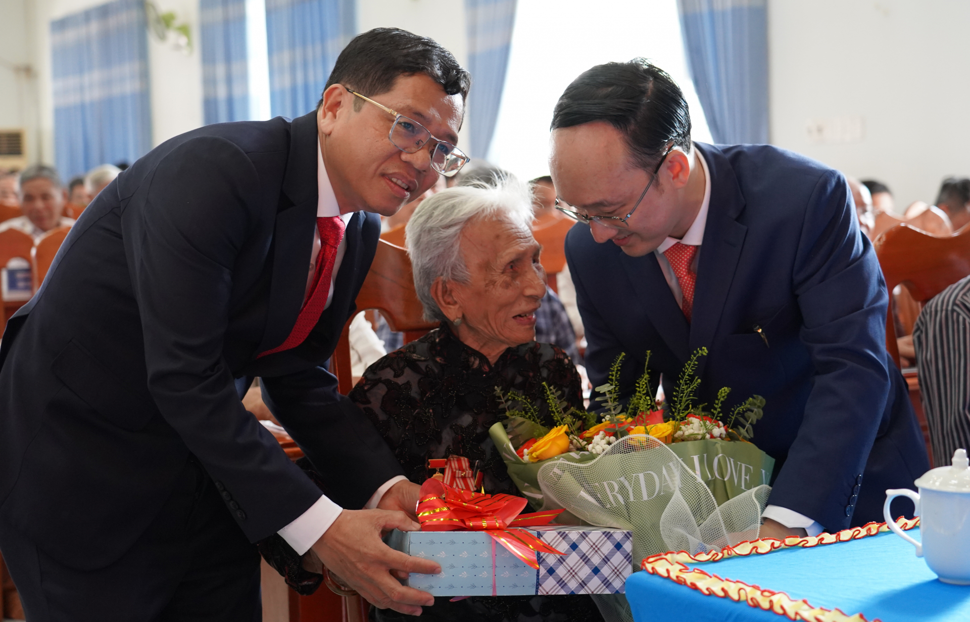 Huyện Tây Hòa đón nhận Huân chương Lao động hạng ba