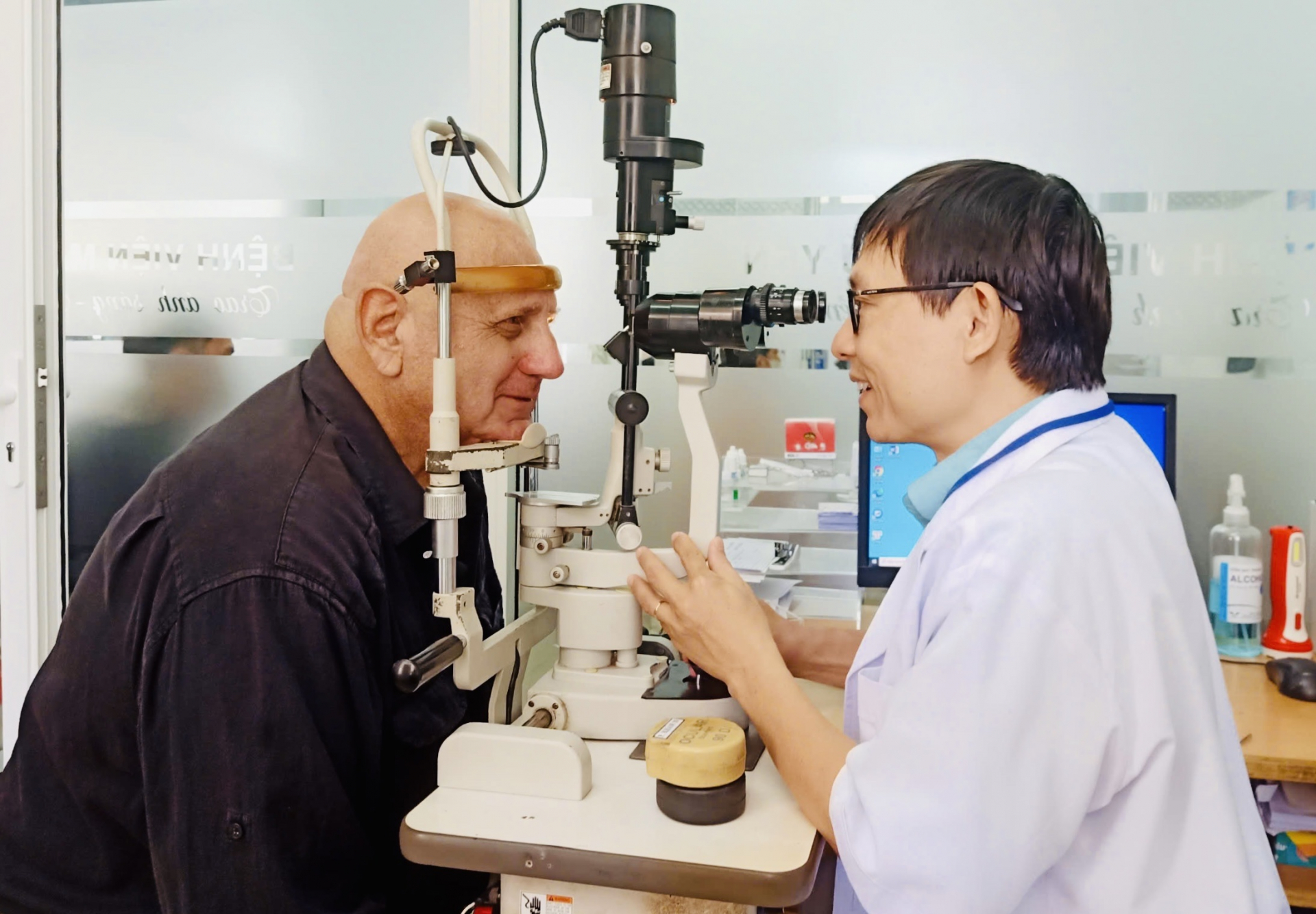 Bệnh viện Mắt Phú Yên phẫu thuật thay thủy tinh thể nhân tạo cho một bệnh nhân đến từ New Zealand