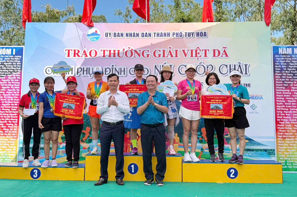 GIẢI VIỆT DÃ CHINH PHỤC ĐỈNH CAO NÚI CHÓP CHÀI NĂM 2025: Công ty CP Môi trường đô thị Phú Yên đoạt giải nhất toàn đoàn