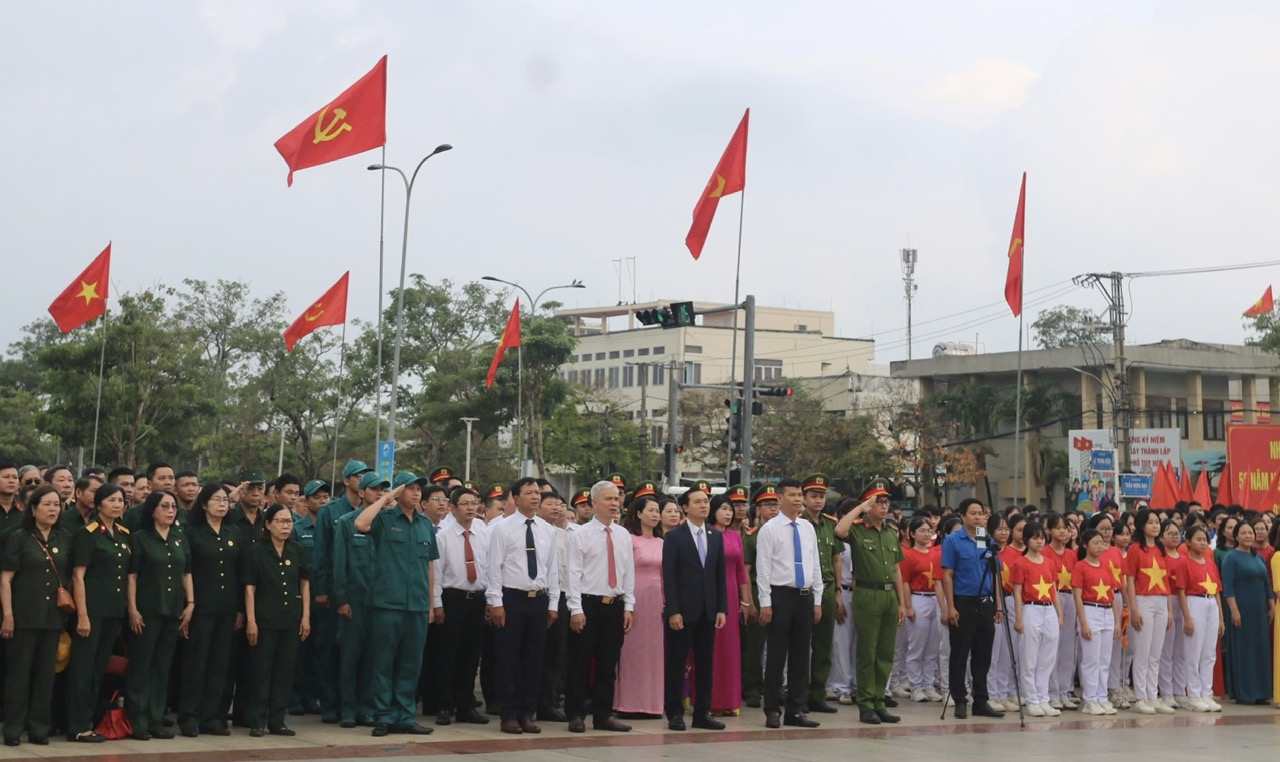Tuy Hòa: Chào cờ kỷ niệm 50 năm Ngày giải phóng Phú Yên
