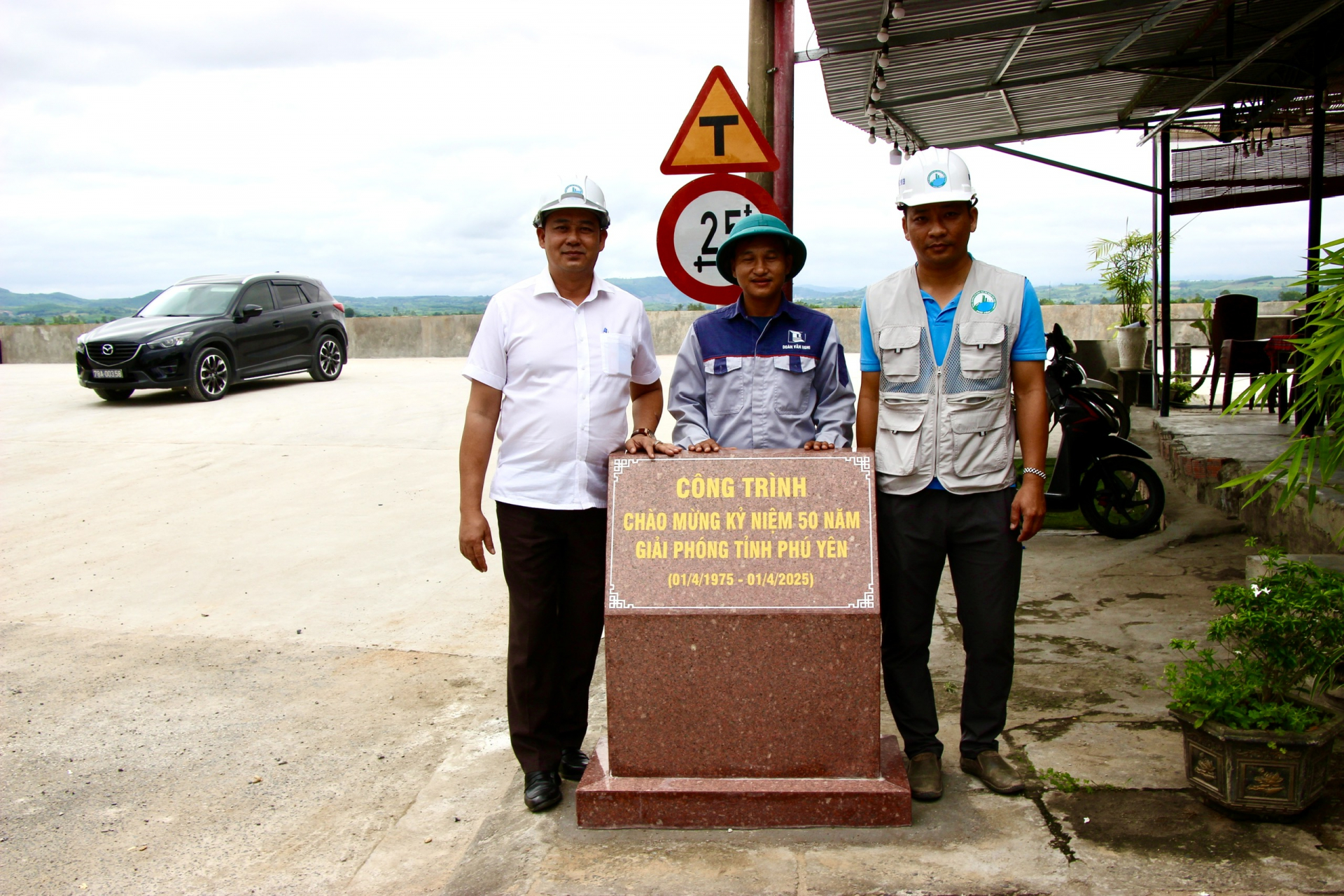 Gắn biển các công trình kè chào mừng kỷ niệm 50 năm giải phóng tỉnh
