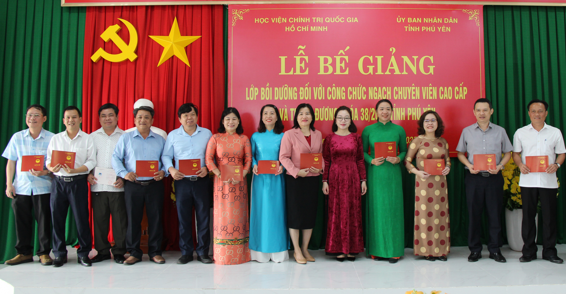 Bế giảng lớp bồi dưỡng công chức ngạch chuyên viên cao cấp