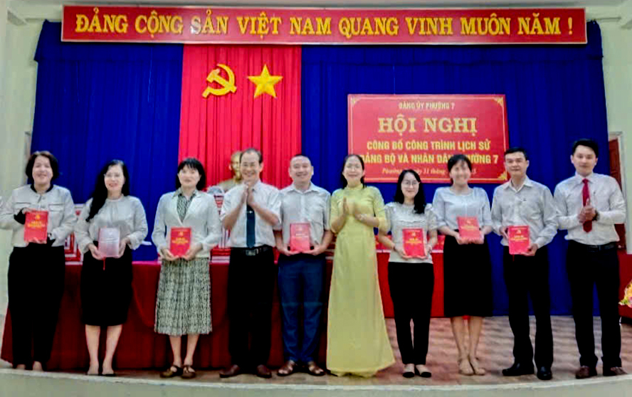 Ra mắt công trình sách Lịch sử Đảng bộ và Nhân dân phường 7