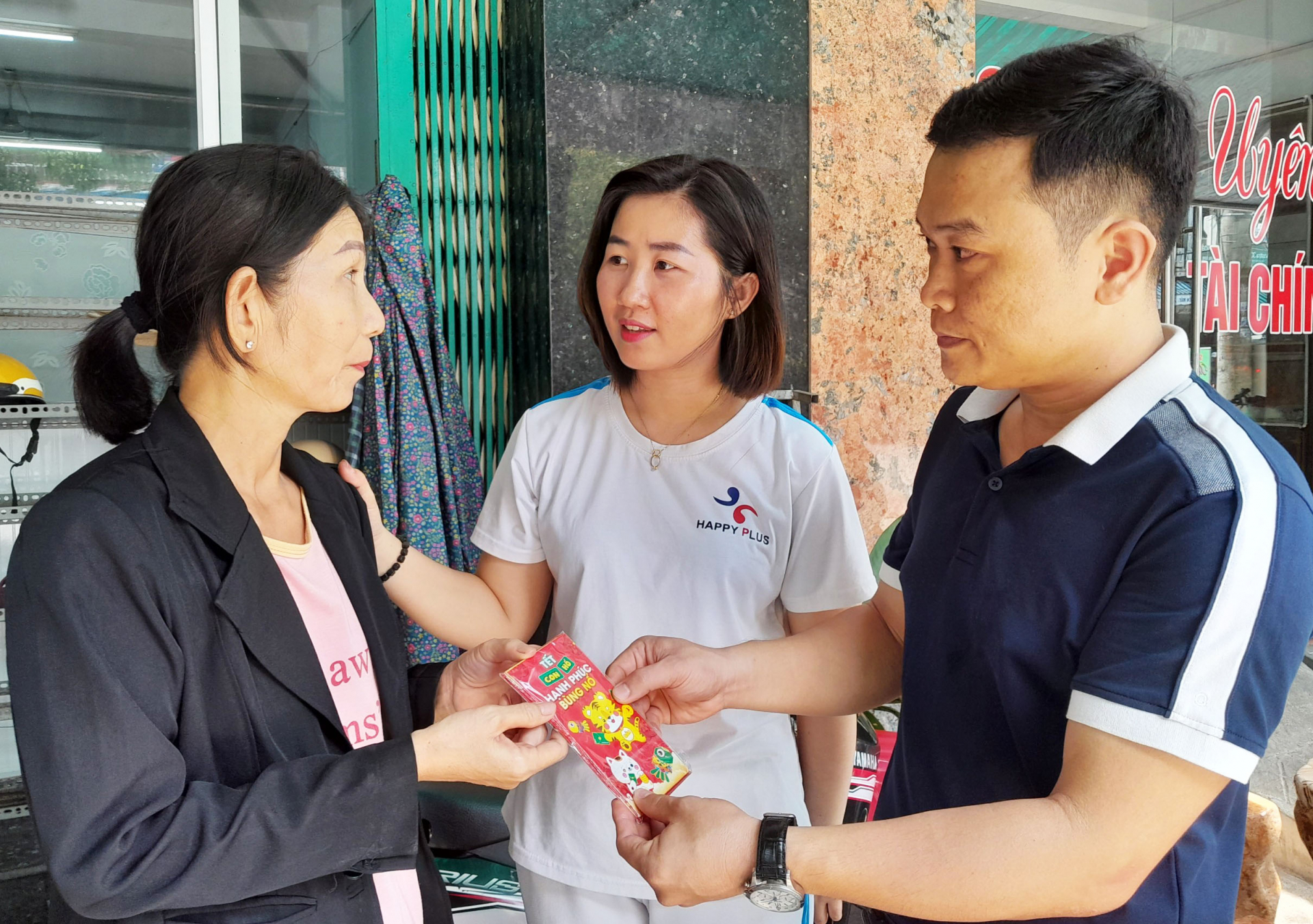 Trao tiền, quà giúp đỡ các hoàn cảnh khó khăn